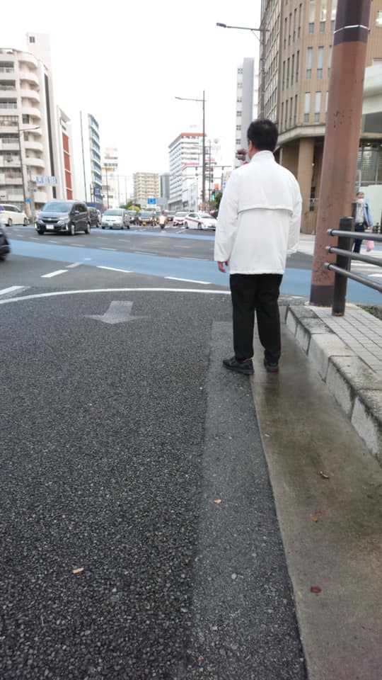 今年初の泊交差点での朝立ち